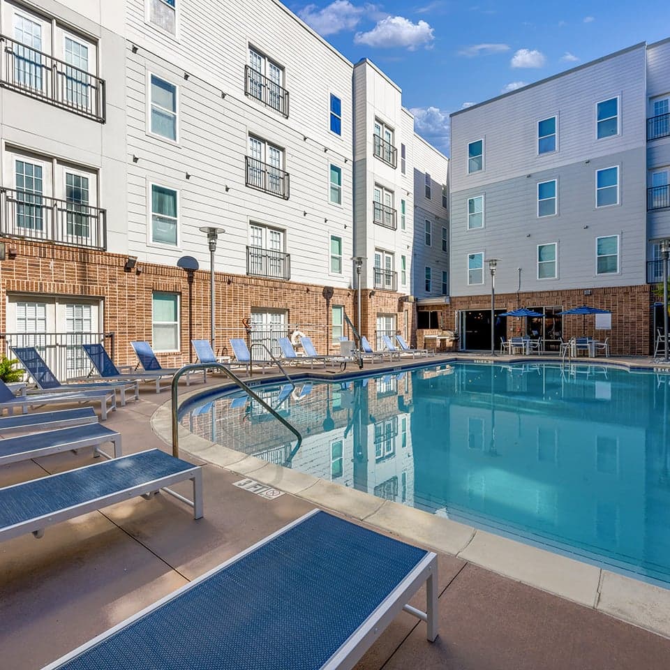 Luxe—Amenities—Pool-(10)