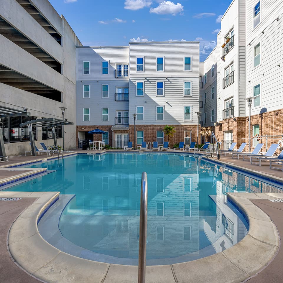 Luxe—Amenities—Pool-(3)